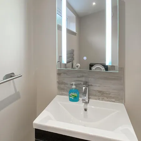 克雷克山谷假日公园 *