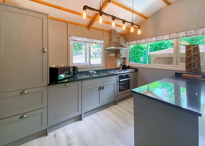 克雷克山谷假日公园 *